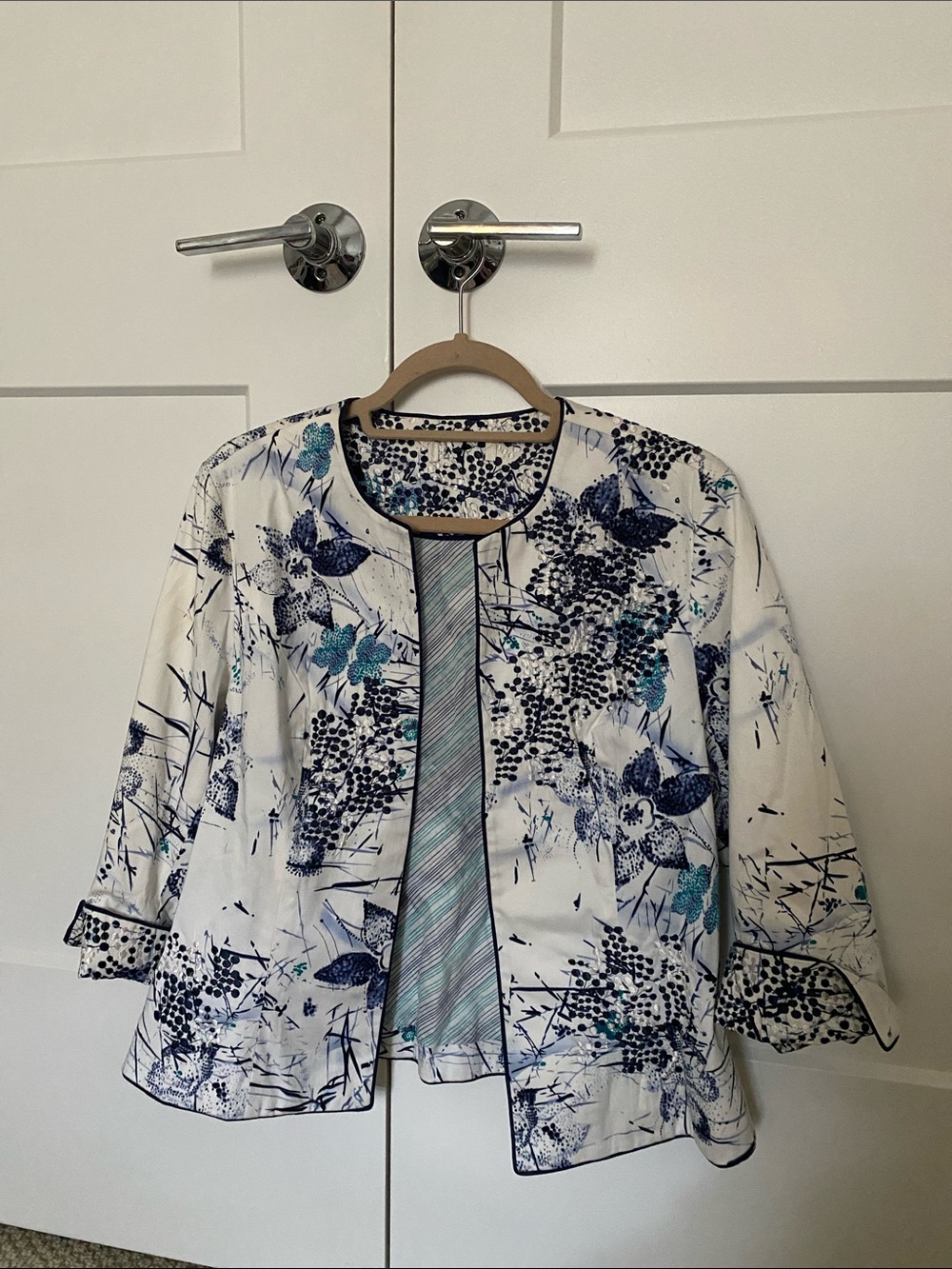 Floral Print Open Front Jacket in White, Navy & Teal- stunning embroidery 🧵!